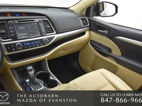 Used 2019 Toyota Highlander XLE image 26