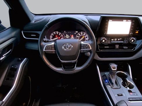 Used 2022 Toyota Highlander XSE FWD image 10