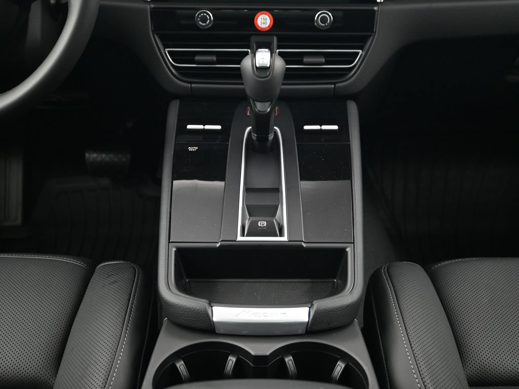 Used 2026 Porsche Macan AWD/4WD image 10
