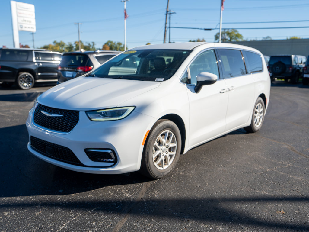 Used 2023 Chrysler Pacifica Touring-L FWD image 3