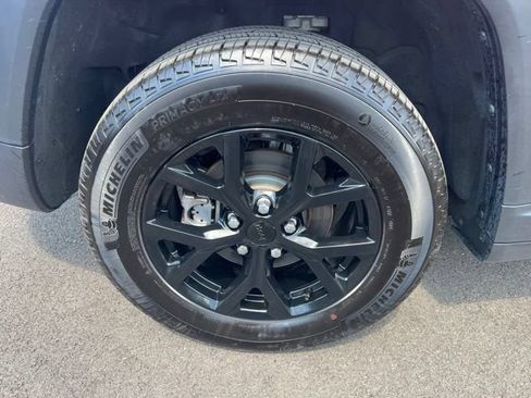 Used 2025 Jeep Grand Cherokee Altitude AWD/4WD image 36
