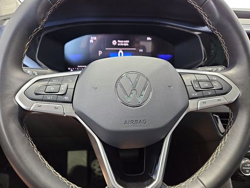 Used 2024 Volkswagen Taos SE w/ Panoramic Sunroof Package FWD image 21