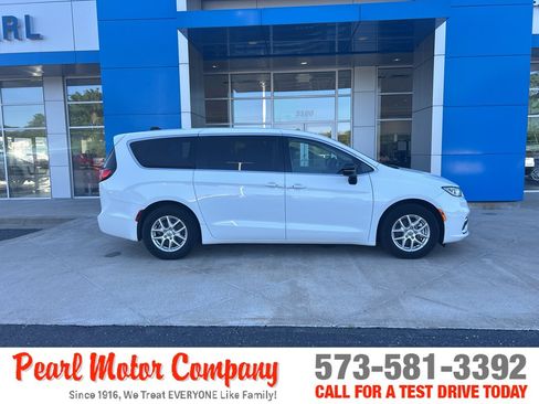 Used 2024 Chrysler Pacifica Touring-L FWD image 3