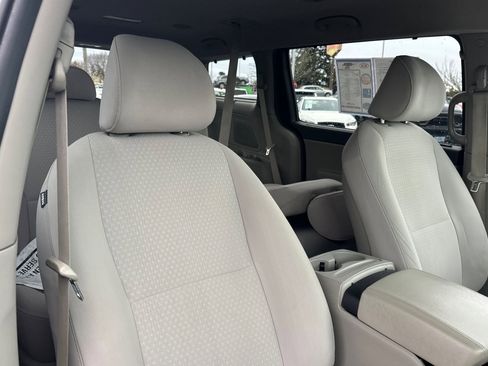 Used 2016 Kia Sedona LX w/ LX Convenience Package image 17