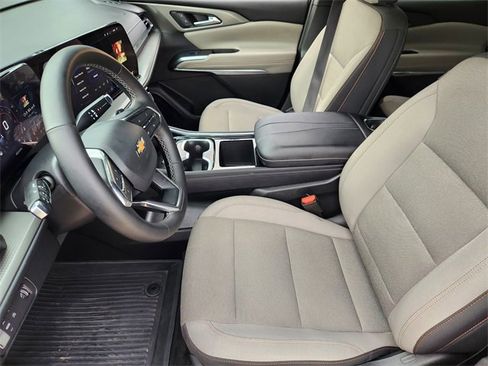 Used 2025 Chevrolet Traverse LT w/ Driver Confidence Package FWD image 4