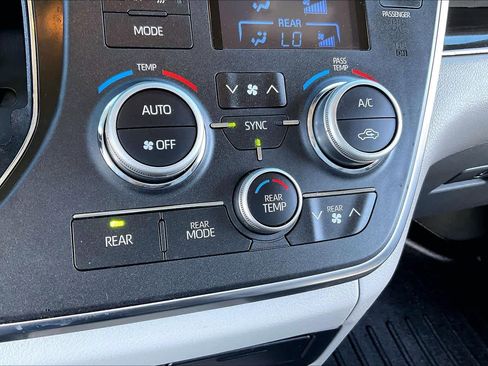 Used 2019 Toyota Sienna XLE FWD image 32