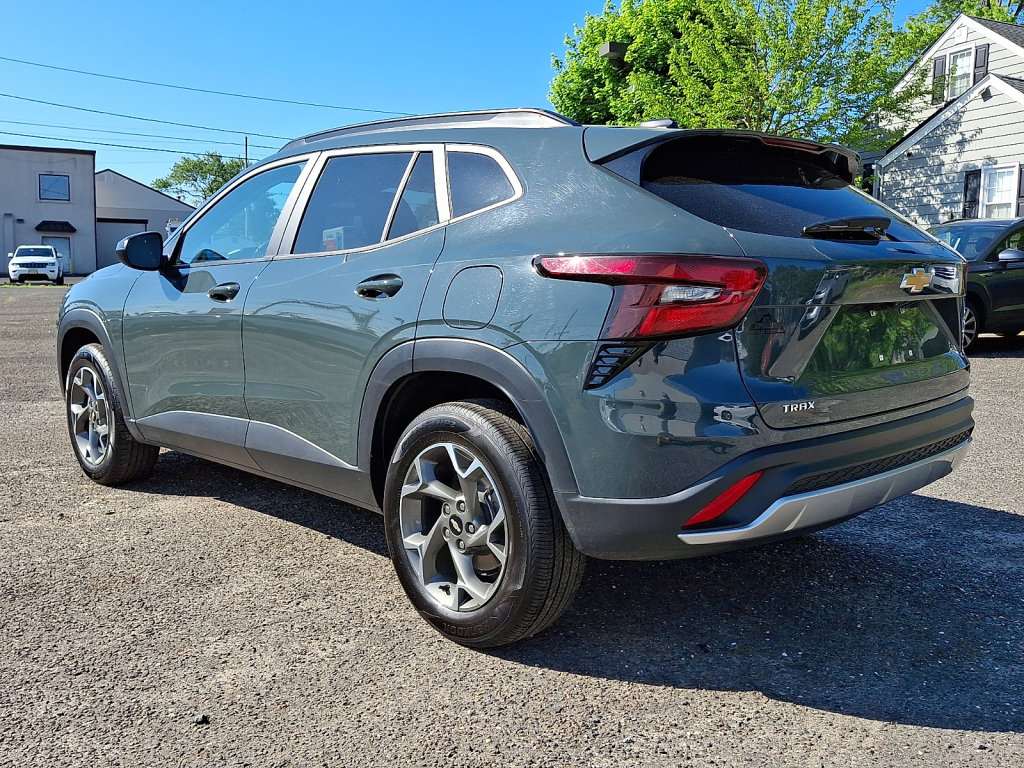 Used 2025 Chevrolet Trax LT FWD image 3
