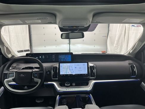 Used 2025 Ford Expedition Platinum image 36