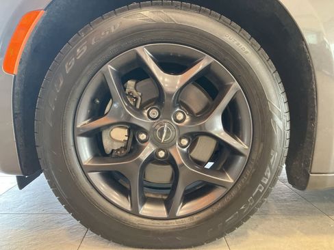 Used 2020 Chrysler Pacifica Limited w/ S Appearance Package FWD image 9