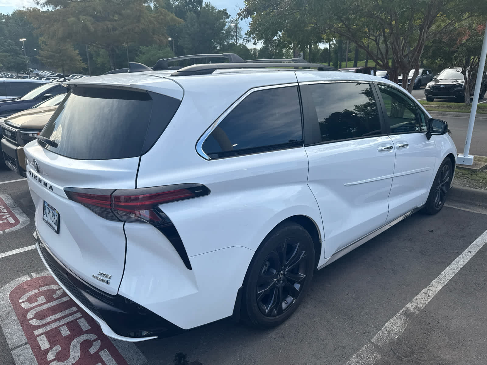 Used 2022 Toyota Sienna XSE FWD image 4