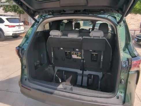 Used 2026 Toyota Sienna XLE FWD image 13