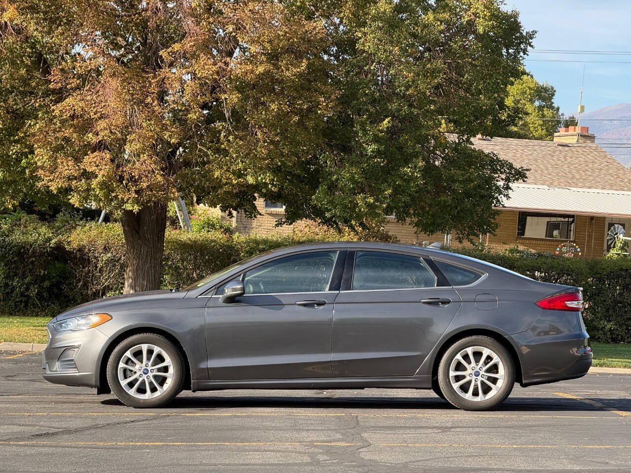 Used 2020 Ford Fusion SE FWD image 2