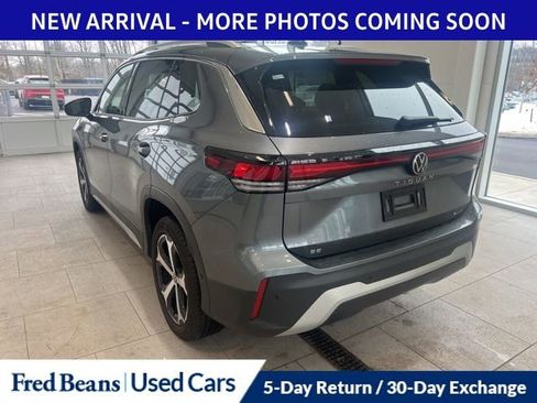 Used 2025 Volkswagen Tiguan SE w/ Panoramic Sunroof Package image 3