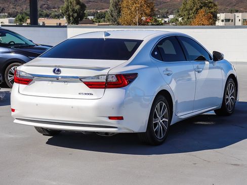 Used 2018 Lexus ES 300h w/ Navigation Package FWD image 7