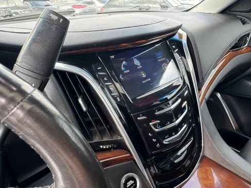 Used 2017 Cadillac Escalade Luxury AWD/4WD image 12