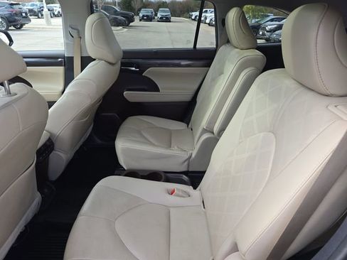 Used 2021 Toyota Highlander Platinum image 15