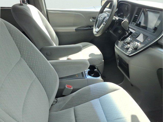 Used 2015 Toyota Sienna LE w/ Convenience Accessory Package FWD image 2
