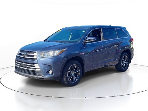 Used 2017 Toyota Highlander LE image 2
