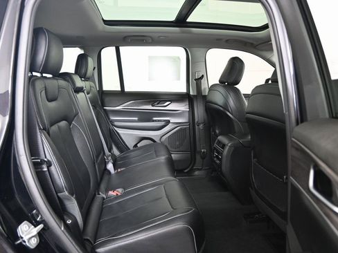 Used 2023 Jeep Grand Cherokee Limited w/ Black Appearance Package image 15