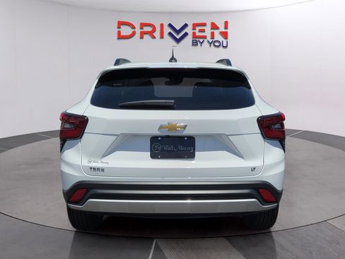 Used 2025 Chevrolet Trax LT w/ LT Convenience Package FWD image 4