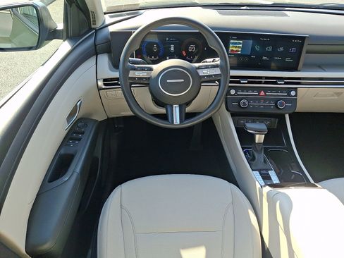 Certified 2025 Hyundai Tucson SE image 12