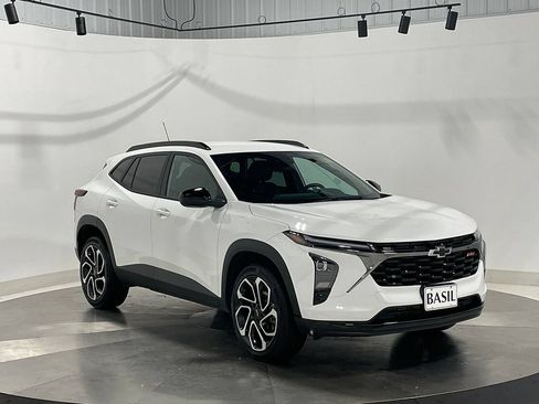Used 2025 Chevrolet Trax RS FWD image 40