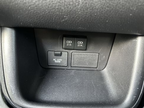 Used 2017 Toyota Highlander Limited image 26