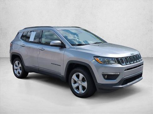 Used 2018 Jeep Compass Latitude w/ Popular Equipment Group AWD/4WD image 3