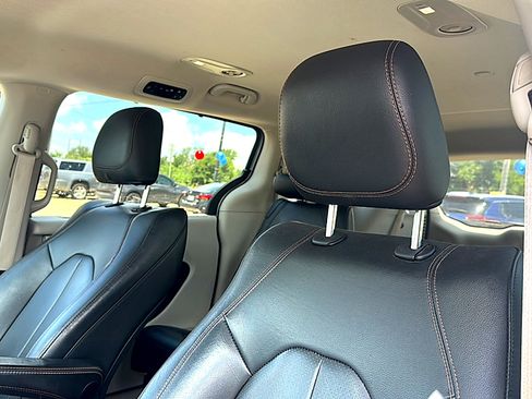Used 2019 Chrysler Pacifica Touring-L FWD image 6