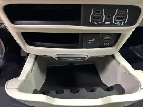 Used 2022 Chrysler Pacifica Touring-L FWD image 26