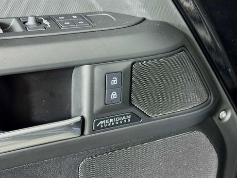 Used 2025 Land Rover Defender 130 X-Dynamic SE image 21