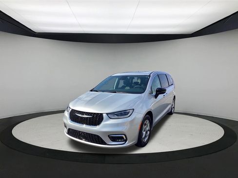 Used 2024 Chrysler Pacifica Limited FWD image 4