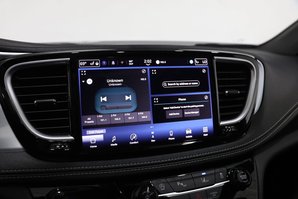 Used 2025 Chrysler Pacifica Limited FWD image 23