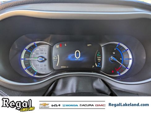 Used 2024 Chrysler Pacifica Select image 29