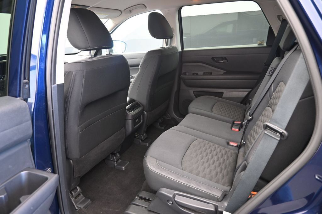 Used 2025 Nissan Pathfinder SV FWD image 17