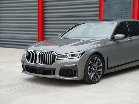 Used 2022 BMW 740i w/ M Sport Package RWD image 2