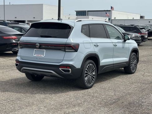 New 2026 Volkswagen Taos SE FWD image 4