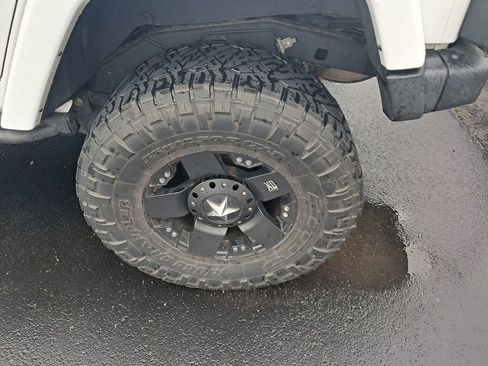 Used 2016 Jeep Wrangler Unlimited Rubicon image 9