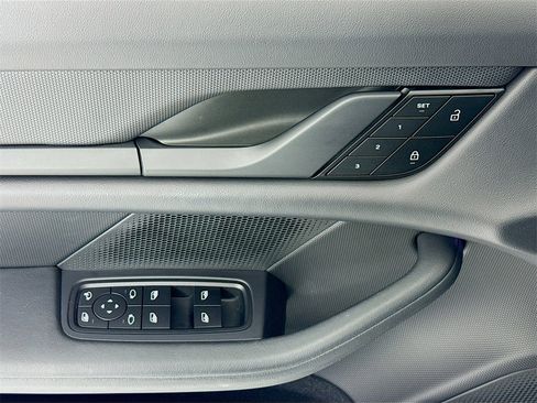 Used 2022 Porsche Taycan image 11