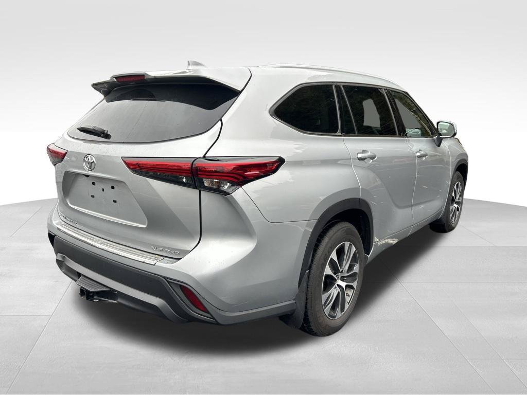 Used 2022 Toyota Highlander XLE AWD/4WD image 5