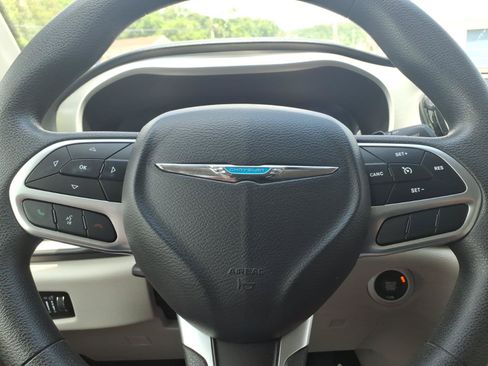 Used 2017 Chrysler Pacifica Touring Plus FWD image 13