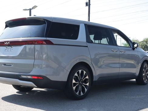 Used 2022 Kia Carnival EX FWD image 4