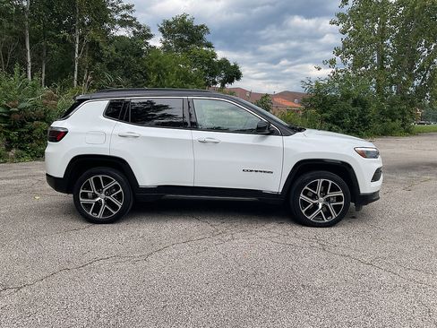 Used 2024 Jeep Compass Limited w/ Elite Group AWD/4WD image 4