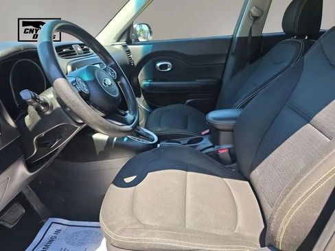 Used 2016 Kia Soul + FWD image 9