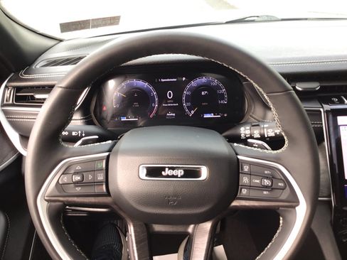 Certified 2025 Jeep Grand Cherokee L Limited w/ Black Appearance Package AWD/4WD image 13