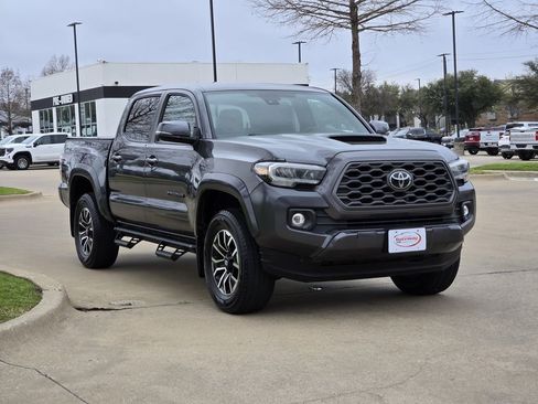 Used 2022 Toyota Tacoma TRD Sport w/ Technology Package image 4