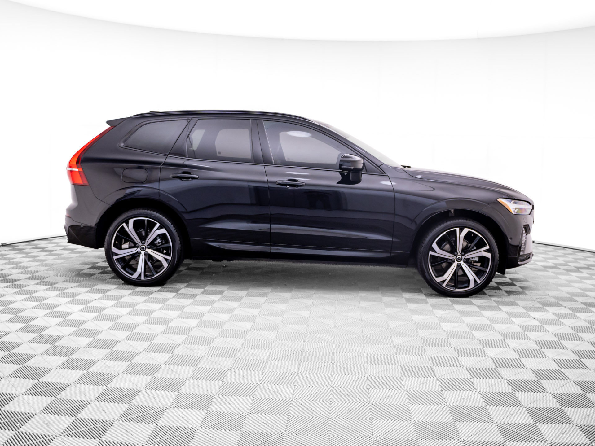 Used 2024 Volvo XC60 B5 Ultimate w/ Protection Package Premier AWD/4WD image 6