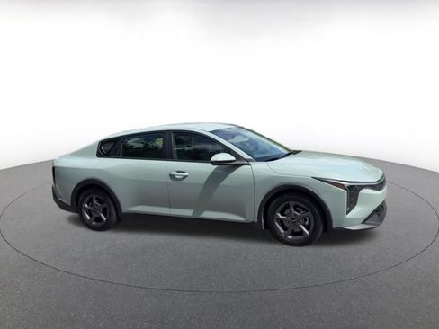 Used 2025 Kia K4 LXS image 2