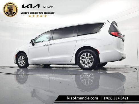 Used 2024 Chrysler Pacifica Touring-L FWD image 38