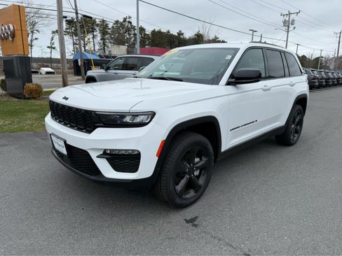 Used 2025 Jeep Grand Cherokee Limited w/ Black Appearance Package AWD/4WD image 4
